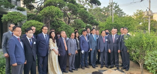 지난 2일 모로코 대사와 직원, 산림청 관계자들이 서울 이태원의 주한 모로코 대사관저에 무궁화 두 그루를 심고 기념촬영을 하고 있다. 산림청 제공