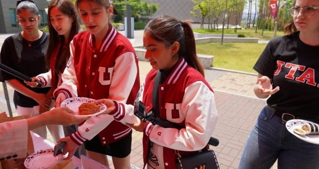 인스타그램 3700만 명, 유튜브 259만 명의 구독자를 확보한 인도 유명 연예인 아누쉬카 센(오른쪽에서 두번째)이 인천에 있는 유타대 아시아캠퍼스를 방문해 한국 음식의 날 행사에 참석하고 있다. 유타대 