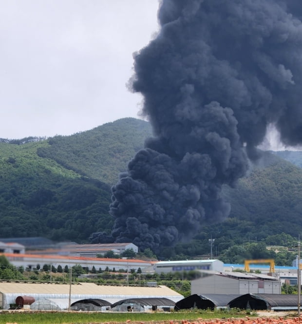 4일 오전 11시 25분께 경남 함양군 안의면 한 폐타이어 재활용 공장 야적장에서 화재가 발생했다. 사진=연합뉴스