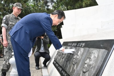 한 총리, 제2연평해전 전적비 참배…박근혜 정부 이후 9년만