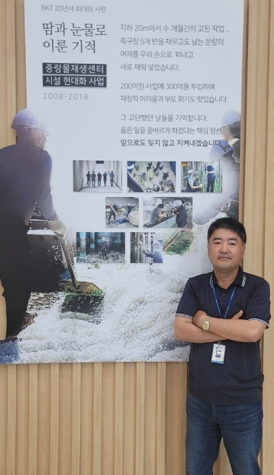 김동우 부강테크 창업주가 대전 본사 1층에 전시된 사진 앞에서 프로테우스 개발 과정을 설명하고 있다. 부강테크 제공