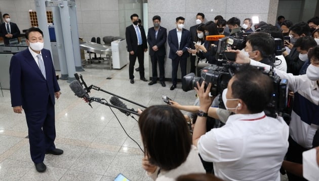 윤석열 대통령이 7일 서울 용산 대통령실 청사로 출근하며 취재진 질의에 답하고 있다. 2022.6.7 대통령실사진기자단 한국경제 김범준