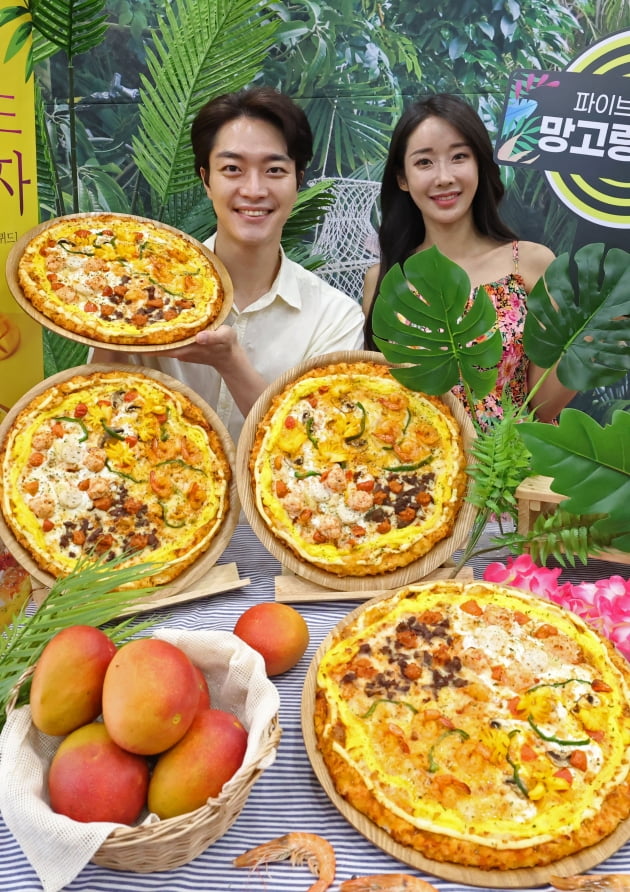 [포토] 도미노피자 여름 신제품 ‘파이브 씨푸드 망고링 피자’ 출시