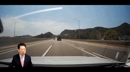 고속도로에서 돌멩이를 밟아 차량이 손상. / 영상=유튜브 '한문철TV'