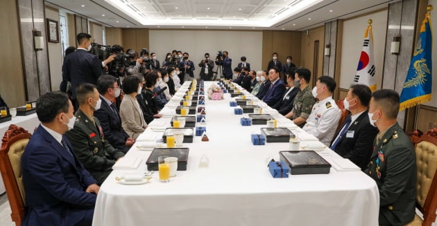 [포토] 윤 대통령 '호국영웅 초청 소통식탁’ 오찬간담회