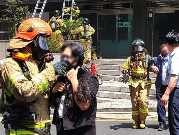 9일 오전 10시55분쯤 대구 수성구 범어동 대구지방법원 인근 7층짜리 빌딩 2층에서 방화로 인한 불이 나 7명이 숨지고 40여 명이 다치는 등 다수의 인명피해가 발생했다. 화재 직후 현장에 출동한 소방관들이 시민들을 구조하고 있다. 사진=뉴스1