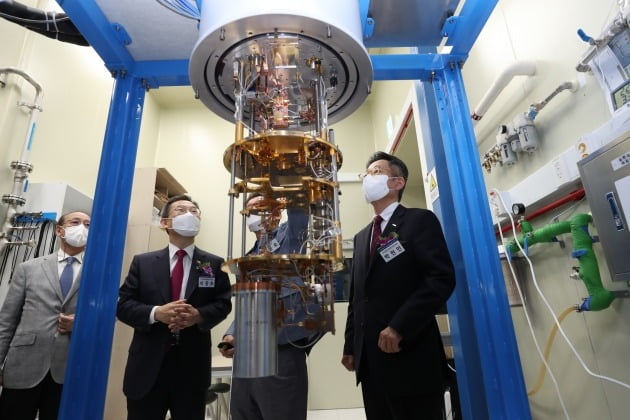이종호 장관(왼쪽 두번째)이 9일 대전 표준연에 있는 양자컴 관련 설비(프리지)를 살펴보고 있다. 과기정통부 제공
