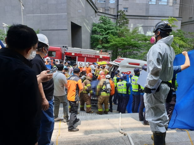 9일 오전 대구 수성구 범어동 법원 뒤 변호사 빌딩에서 불이 나 7명이 숨진 가운데 소방 대원들이 사망자를 이송하고 있다. 사진=연합뉴스