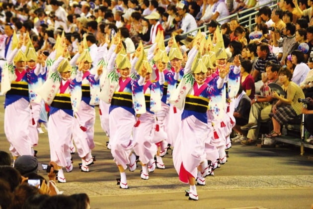 도쿠시마현의 여름 축제 아와오도리.