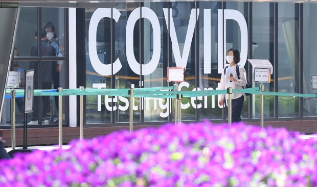 코로나19 확산으로 축소됐던 인천국제공항 국제선 운항이 정상화된 8일 오후 인천국제공항 제1여객터미널 코로나 검사 센터 앞으로 시민이 지나고 있다. 사진=연합뉴스