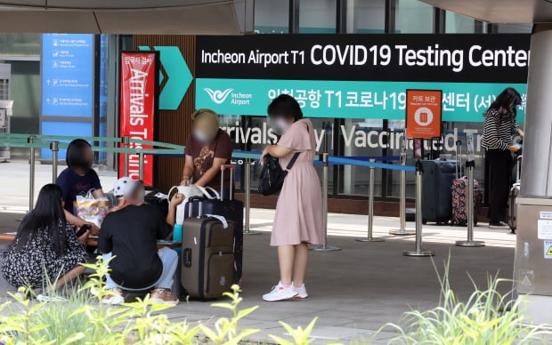 인천국제공항 제1터미널에 마련된 코로나19 검사센터에 관광객들이 검사를 받기 위해 대기하고 있는 모습. 사진=뉴스1