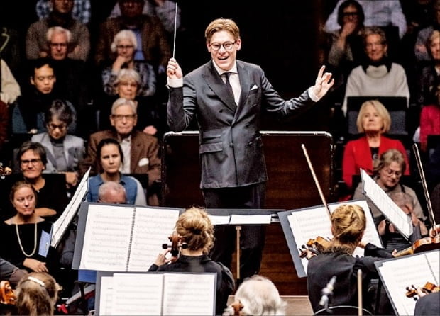 노르웨이 오슬로 필하모닉 오케스트라를 지휘하고 있는 클라우스 매켈래. ⓒMarco-Borggreve