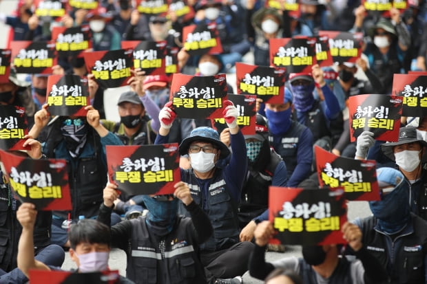 10일 오후 광주 서구 기아차 생산 공장 앞에서 화물연대 노조원들이 총파업 승리 결의대회를 하고 있다. 사진=연합뉴스