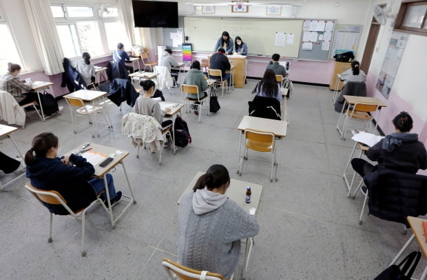 국가공무원시험 경쟁률이 해마다 떨어지고 있다. 청년인구가 줄고 민간기업에 비해 낮은 처우 그리고 공무원 연금개혁 등의 논의 때문으로 풀이된다. 사진은 올해 4월 치러진 9급 국가공무원 시험장의 모습이다.  