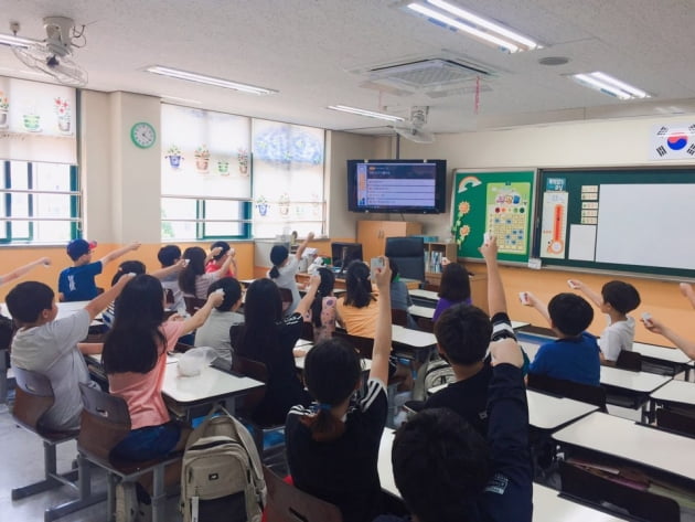 한국 초등학생들이 교실에서 클래스 키를 사용하고 있다. 클래스키는 데스크톱 PC와 연동된다. PC가 갖춰져 있는 국내 교육 현장에 적합하다.