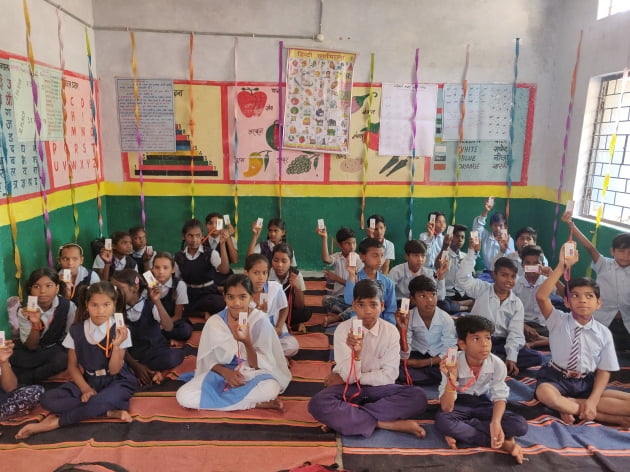 인도 공립학교에서는 클래스 사띠를 사용한다. 전기가 없어도, 인터넷이 없어도 작동한다. 선생님의 스마트폰만 있으면 된다.