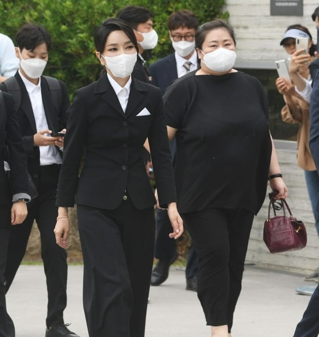 지난 13일 경남 봉하마을을 방문한 김건희 여사(왼쪽)가 충남대 무용학과 김 모 교수와 함께 이동하고 있다. 대통령실 제공