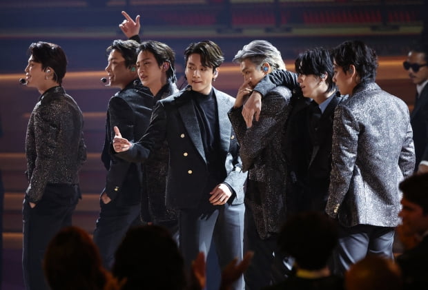<YONHAP PHOTO-3228> BTS perform during the 64th Annual Grammy Awards show in Las Vegas, Nevada, U.S. April 3, 2022. REUTERS/Mario Anzuoni/2022-04-04 09:54:14/