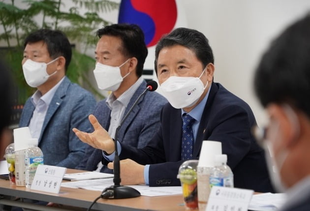 15일 충남 천안시 동남구 천안시산림조합 임산물유통센터에서 열린 충남권역 산림조합장 소통 간담회에 남성현 산림청장(오른쪽 첫 번째)이 참석해 산림정책을 공유하고 발전 방안을 논의하고 있다. 산림청 제공