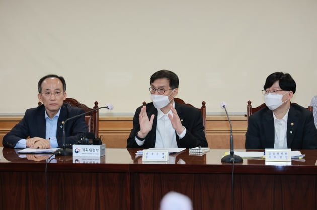 이창용 한국은행 총재가 16일 서울 중구 은행회관에서 열린 비상 거시경제금융회의 백브리핑에서 발언하고 있다. (사진 = 한국은행)