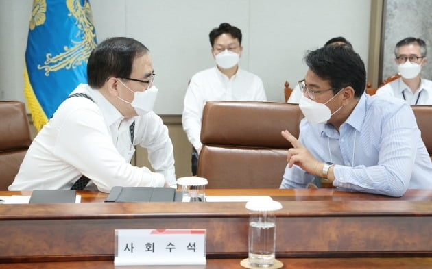 김성한 국가안보실장(왼쪽)과 김태효 1차장이 지난달 30일 서울 용산 대통령실 청사에서 열린 수석비서관회의에서 대화하고 있다. 대통령실 제공
