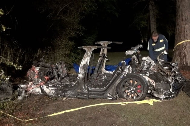 지난해 4월 미국 텍사스주에서 자율주행 기능으로 달리던 테슬라 차량이 나무에 부딪힌 뒤 완전히 전소돼 뼈대만 남았다. 월스트리트저널 제공