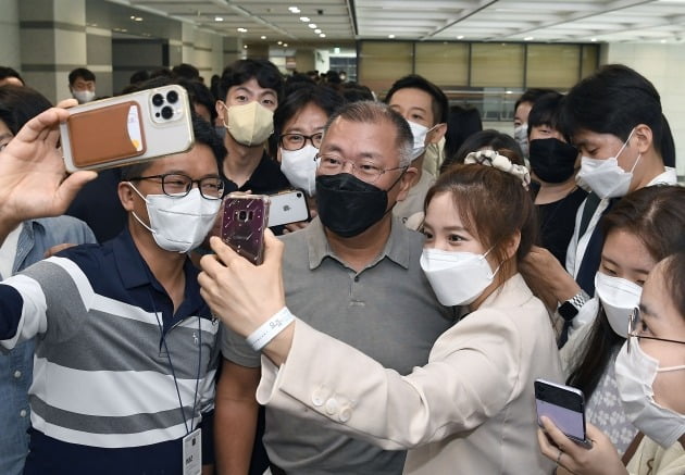 정의선 현대차그룹 회장(가운데)이 행사 종류 후 직원들과 함께 자연스럽게 셀프 카메라를 찍고 있는 모습. 사진제공=현대차