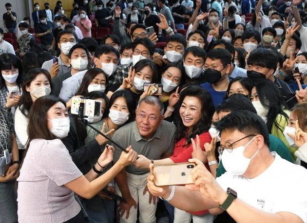 정의선 현대차그룹 회장(앞줄 가운데)과 오은영 박사(왼쪽 세번째)가 '마음 상담 토크 콘서트'를 마치고 직원들과 함께 기념사진을 찍는 모습. 사진제공=현대차