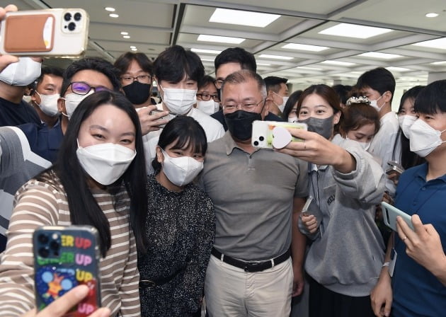 정의선 현대차그룹 회장(가운데)이 행사 종류 후 직원들과 함께 자연스럽게 셀프 카메라를 찍고 있는 모습. 사진제공=현대차