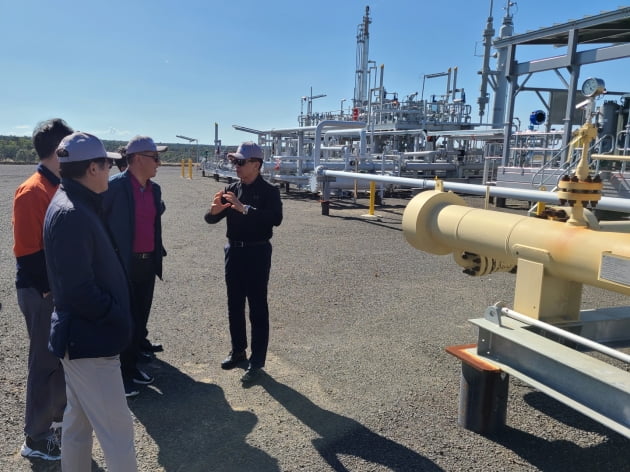 주시보 포스코인터내셔널 사장(오른쪽에서 첫 번째)이 지난 14~15일(현지시간) 호주 세넥스에너지 가스전 처리시설을 방문해 임직원들과 에너지 사업에 대해 논의하고 있다. 포스코인터내셔널 제공