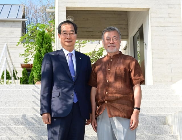 한덕수 국무총리가 16일 문재인 전 대통령을 예방했다. / 사진=한 총리 페이스북