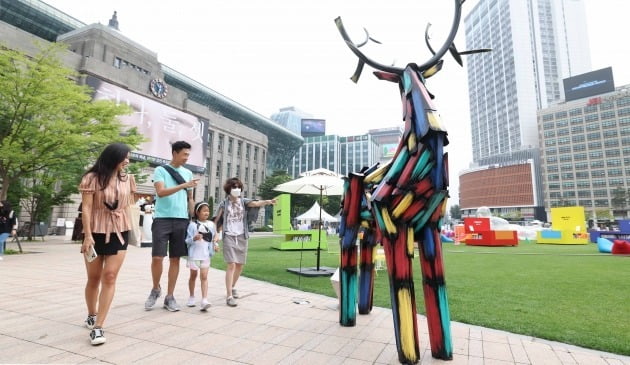 김우진 작가의 ‘Deer’ 작품.
작가의 어릴 적 꿈은 동물 사육사였는데 스테인리스 스틸이라는 오브제를 통해 사육하고 싶었던 동물을 재현했다.