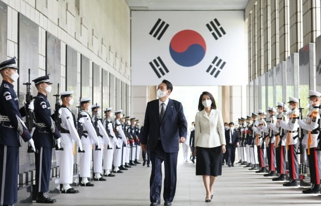  윤석열 대통령과 김건희 여사가 17일 서울 용산구 전쟁기념관에서 열린 국가유공자ㆍ보훈가족 초청 오찬에 앞서 전사자 명비 앞을 지나고 있다. 대통령실사진기자단