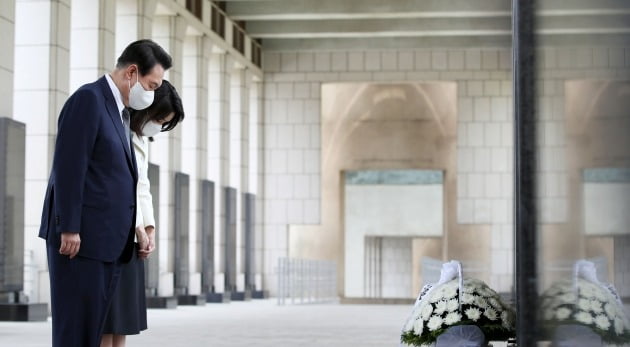 윤석열 대통령과 김건희 여사가 17일 서울 용산구 전쟁기념관에서국군 전사자 명비를 찾아 지난해 10월 백마고지에서 유해로 발굴된 고(故) 조응성 하사의 명비 앞에서 묵념하고 있다. 대통령실사진기자단
