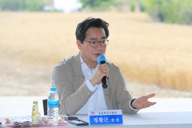 정황근 농림축산식품부장관이 17일 오후, 전북 김제의 석산영농조합법인을 방문해 청년 농업인들과 대화의 시간을 갖고 있다. 농림축산식품부 제공
