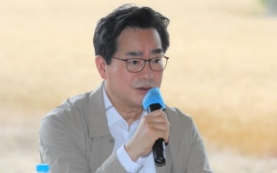 밀·콩 생산현장 찾은 정황근 "직불제 등 소득 안정 적극 지원할 것"