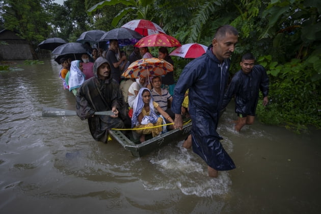 최근 내린 폭우로 홍수 피해를 경험하고 있는 인도·방글라데시 지역.사진=AP연합뉴스