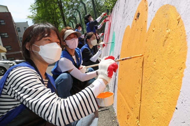 [포토] 제15기 행복공감봉사단, '아이들을 위해 벽화 그려요'