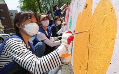 [포토] 제15기 행복공감봉사단, '아이들을 위해 벽화 그려요'