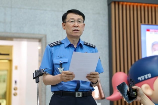 정봉훈 해양경찰청장이 22일 오후 인천 해경 본청에서 입장문을 발표하고 있다. 해양경찰청