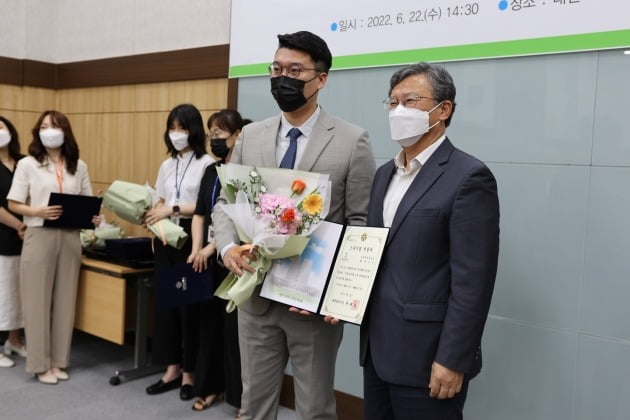 대전시 스타기업 인증식에서 김준성 디앤씨컴퍼니 본부장(왼쪽)이 김명수 대전시 과학부시장과 기념 촬영을 하고 있다. 디앤시컴퍼니 제공