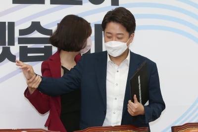이준석 징계 절차 미룬 윤리위…與 "망신주기 정치" 
