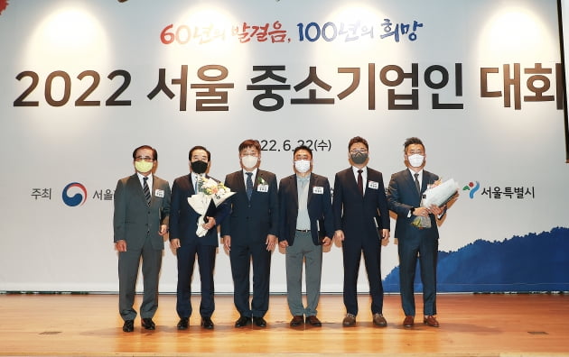 바베파파 조용문 대표(오른쪽 첫번째)가 22일 서울 상암동 중소기업DMC타워에서 열린 '2022 서울 중소기업인 대회'에서 중소벤처기업부장관상을 수상한 후 기념촬영을 하고 있다.