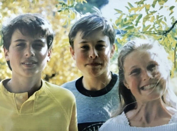 1988년 메이 머스크의 40번째 생일파티 때 요하네스버그에서 찍은 아이들 사진. 당시 메이에게 카메라가 없어서 친구가 찍어줬다. 왼쪽부터 킴벌, 일론, 토스카. /사진=메이 머스크 인스타그램