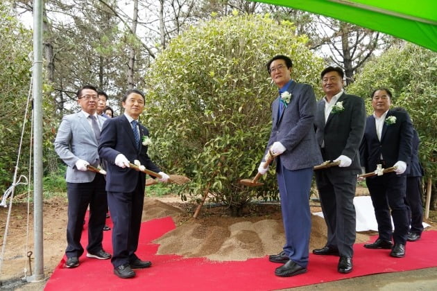 남성현 산림청장(앞줄 왼쪽 첫 번째)이 24일 전남 신안군 증도 미세먼지 차단숲 준공식에 참석해 지역주민들과 기념식수를 하고 있다. 산림청 제공