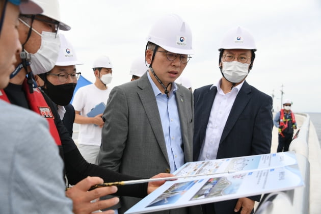 조승환 해양수산부 장관이 24일 강원도 동해신항 건설현장을 찾아 공사 진행 상황을 보고 받고 있다. 해양수산부 제공 