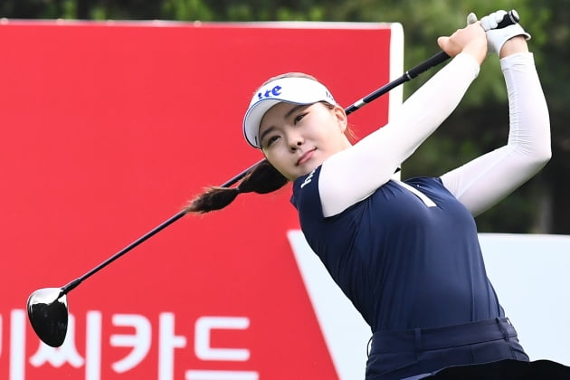 서어진이 25일 경기 포천 포천힐스CC에서 열린 한국여자프로골프(KLPGA)투어 ‘BC카드·한경 레이디스컵 2022 2라운드 1번홀에티샷하고 있다.  변성현 한경닷컴 기자 byun84@hankyung.com