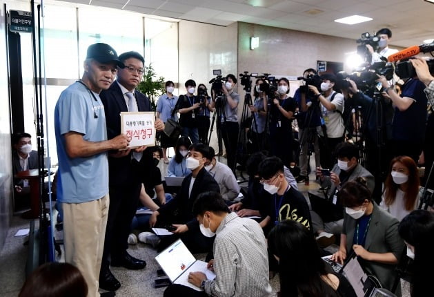 북한군에 피살된 해수부 공무원 이대준 씨의 형 이래진 씨와 법률대리인 김기윤 변호사가 27일 오전 서울 여의도 국회에서 우상호 더불어민주당 비상대책위원장을 만나기 전 대통령카지노 차무식 공개 요청안을 설명하고 있다. 사진=뉴스1