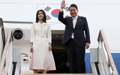 [속보] 윤 대통령, 나토정상회의 출국…김건희 여사 동행
