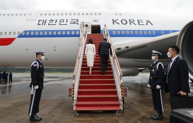 윤석열 대통령과 김건희 여사가 스페인 마드리드에서 열리는 북대서양조약기구(NATO·나토) 정상회의에 참석하기 위해 27일 경기 성남 서울공항에서 공군 1호기에 탑승하고 있다./김범준기자